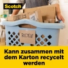 Karton mit Recycling-Symbol in einem blauen Korb, umgeben von weiteren Kartons.
