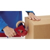Handabroller für Packband in Benutzung, um ein Paket sicher zu verpacken.