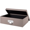 Taupefarbene Aufbewahrungsbox mit offenem Deckel und Metallgriff.
