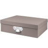 Taupefarbene Aufbewahrungsbox mit Metallgriff, offen und rechteckig.
