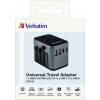 Universal-Reiseadapter mit USB-Anschlüssen in Verpackung auf kartoniertem Hintergrund.