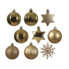 Mix aus goldfarbenem Christbaumschmuck mit Kugeln und Sternen in verschiedenen Oberflächen.