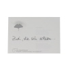 Notizblock mit handschriftlichem Text auf einem Eichenklotz und Ginkgo-Symbol.