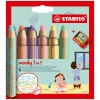 Packung mit sechs STABILO woody 3 in 1 Buntstiften und Spitzer, zeigt ein Kind beim Malen.
