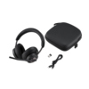 Schwarzes Over-Ear-Bluetooth-Headset mit Tragetasche und USB-Kabel auf weißem Hintergrund.