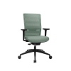 Bürodrehstuhl mit atmungsaktiver Rückenlehne und grüner Sitzfläche auf Rollen.