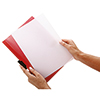 Hände halten eine weiße Klemmmappe mit einem transparenten Vorderdeckel und roter Rückseite.