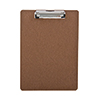 Klemmbrett aus braunem Material mit einer metallischen Klammer oben.