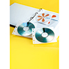 CD/DVD Hülle mit zwei CDs und buntem Aufkleber, zur Aufbewahrung in einem Ordner.