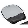 Schwarzes Mauspad mit Memory Foam und silberner, weicher Oberfläche zur Handgelenkstütze.