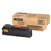 Schwarzer KYOCERA Toner TK-310 in der Verpackung neben der Originalverpackung.
