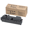 Schwarzer KYOCERA Toner TK-18 neben der Verpackung auf weißem Hintergrund.