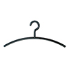Schwarzer Kleiderbügel mit Haken, flache, gebogene Form und ohne Einkerbungen.