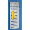 Wandgarderobe mit Hutablage, Haken und ausgefrästem Metallkorpus auf blauer Wand.