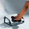 Fußstütze mit rutschfester Trittfläche und Fuß aufgestellt, für ergonomische Positionierung.