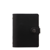 Schwarzer Organizer in Pocket-Größe mit ikonischem Design und Druckknopfverschluss.