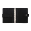Schwarzer Filofax Organizer mit offenem Innenteil und Ringmechanik.