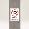 Schild mit dem Aufdruck "Parken Verboten" auf einem grauen Untergrund.