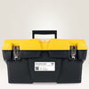 Schwarze Werkzeugkiste mit gelbem Deckel und einem beschrifteten Aufkleber auf der Vorderseite.