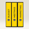 Drei schwarze Ordner mit gelben Etiketten für "BUDGET", "MEETINGS" und "MARKETING".