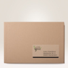 Transparente Adressetikette auf einer braunen Versandverpackung mit einer Adresse.