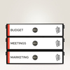 Drei Ordner mit Beschriftungen „BUDGET“, „MEETINGS“ und „MARKETING“ auf einem hellen Hintergrund.