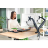 Ergonomischer Dual-Monitorarm mit zwei Monitoren, der an einem Schreibtisch montiert ist.