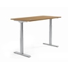 Höhenverstellbarer Schreibtisch mit einer Holzplatte in Nuss und einem alusilbernen Gestell.