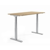 Schreibtisch mit höhenverstellbarem Gestell in alusilber und Tischplatte in heller Eiche.