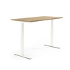 Höhenverstellbarer Schreibtisch in Holzoptik mit weißen Füßen und rundem Kabelauslass.