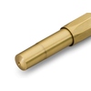 Detailansicht des goldenen Korpus eines Füllfederhalters aus Messing.