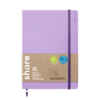 Punktkariertes Notizbuch in Lavendel mit flexiblem Cover und Gummibandverschluss.