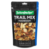 Packung mit Seitenbacher Nussmischung Trail-Mix, sichtbar sind Nüsse auf schwarzem Hintergrund.