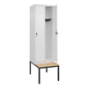 Kleiderschrank mit zwei Abteilen und untergebauter Sitzbank, geöffnet mit Innenausstattung.