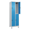 Doppelstöckiger Kleiderspind in lichtgrau mit blauen Türen und zwei Fächern pro Abteil.