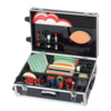 Moderationskoffer mit Zubehör wie Marker, Schere und Farbplatten in einem offenen Koffer.