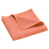 Rotes Mikrofasertuch mit Textur, gefaltet und auf einer weißen Fläche liegend.