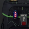 Blaue Sicherheitsklemmleuchte befestigt am Rucksack, leuchtet mit roten LEDs.