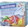 Packung mit Eistee Pfirsichgeschmack, Straw und Früchten auf einem Eiswürfel-Hintergrund.