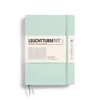Mintgrünes Notizbuch im A5-Format mit Umschlag und gummierter Bindung.