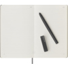 Offenes Moleskine Notizbuch mit liniertem Papier und Smart Pen auf der linken Seite.