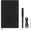 Schwarzes Notizbuch mit Smart Pen, USB-Kabel und Stift auf hellem Hintergrund.