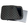 Notebookhülle mit Muster und Tablet/in einem Laptop, neben Hintergund platziert.
