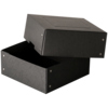 Schwarze Aufbewahrungsbox mit einem abnehmbaren Deckel, seitlich mit Griffaussparung.