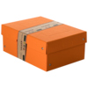 Pastellorange Aufbewahrungsbox mit Griffaussparung und Verstärkungsrillen auf dem Deckel.