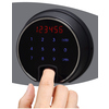 Finger auf einem Touchscreen-Tastatur eines Tresors zur Entriegelung.