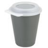 Grauer konischer Trinkbecher mit weißem Deckel und Trinköffnung.