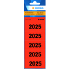 Rote Textetiketten mit der Aufschrift "2025" in verschiedenen Anordnungen auf einer Verpackung.