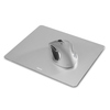Silbernes Aluminium-Mauspad mit einer Maus in einer oberen Ansicht.