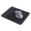 Schwarzes Mauspad mit gummierter Unterseite und computermaus darauf als Anwendungsbeispiel.